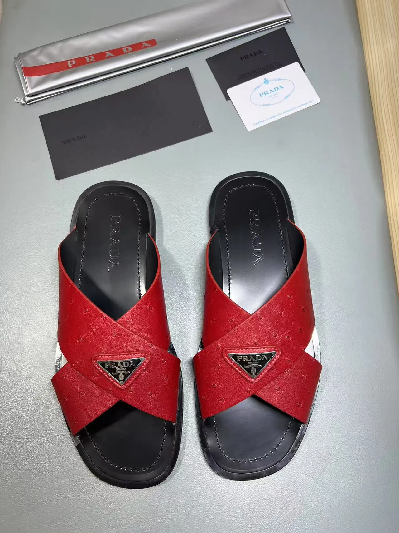 340💰PRADA Prada’s latest slippers are synchronized with the official website. This slipper is made of the brand’s unique and iconic Saffiano leather. The brand logo jumps out from the double straps, and the brand style is clearly visible. Cowhide gives men elegant charm and functional design, making it an ideal choice for vacation and leisure. Size:38-45